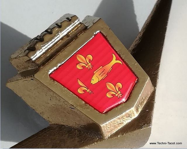 Insigne Poissy capot avant Simca Versailles 6V